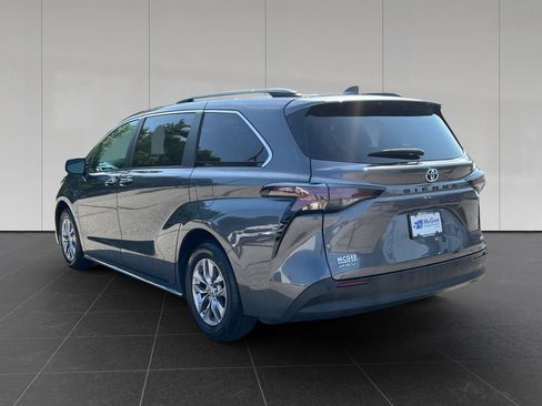 Used 2025 Toyota Sienna XLE FWD image 3