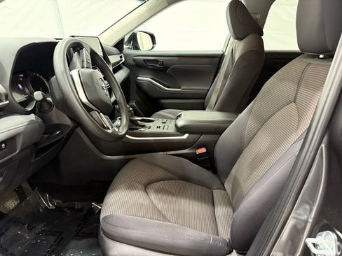 Used 2024 Toyota Highlander LE image 11
