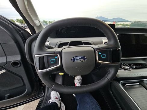 Used 2025 Ford Expedition Active AWD/4WD image 12