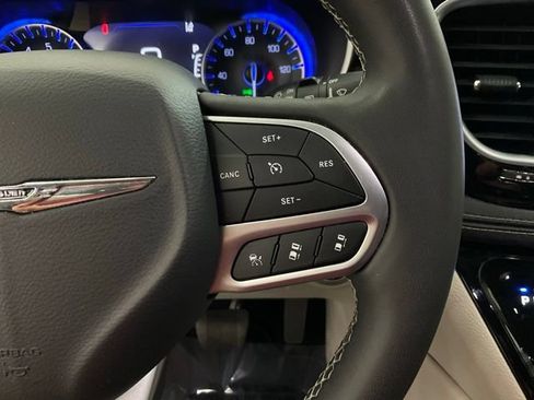 Used 2023 Chrysler Pacifica Limited FWD image 13