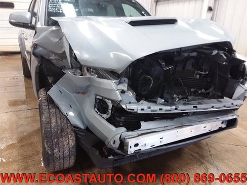 Used 2018 Toyota Tacoma TRD Sport w/ Technology Package image 18