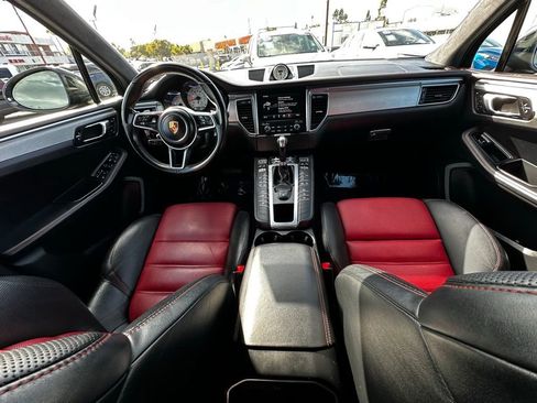 Used 2018 Porsche Macan Turbo AWD/4WD image 16