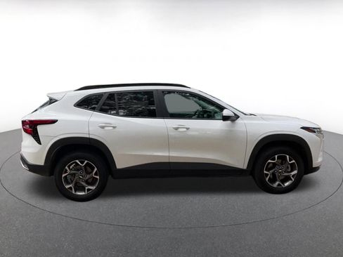 Used 2025 Chevrolet Trax LT w/ LT Convenience Package image 16