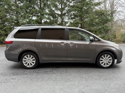 Used 2017 Toyota Sienna Limited image 4