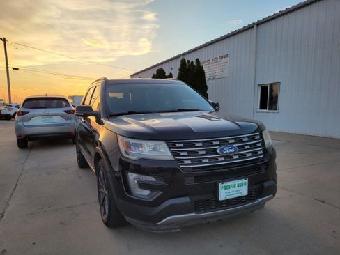 Used 2017 Ford Explorer XLT w/ Equipment Group 202A FWD image 2