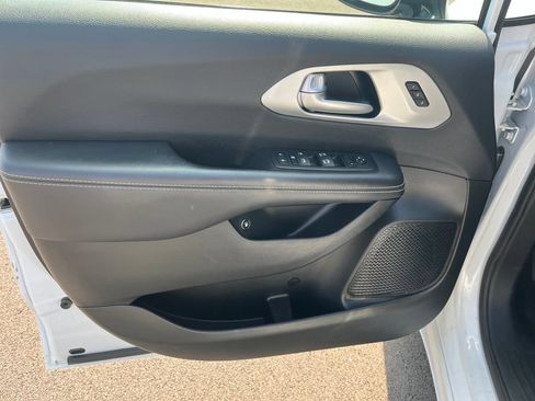 Used 2024 Chrysler Pacifica Limited FWD image 11