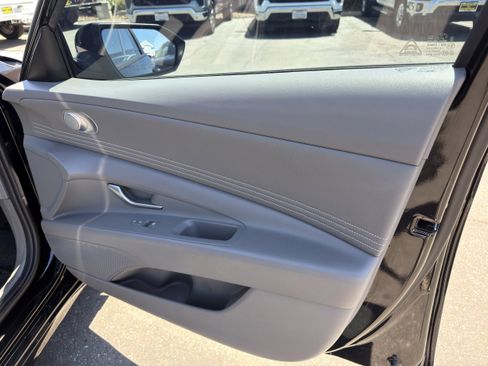 Used 2023 Hyundai Elantra SEL w/ Convenience Package FWD image 11