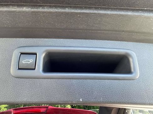 Used 2024 Toyota Highlander XLE FWD image 12