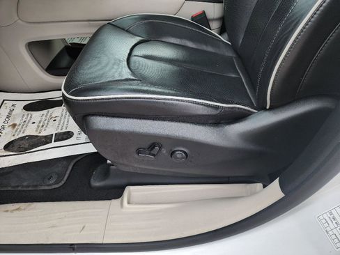 Used 2024 Chrysler Pacifica Limited image 18