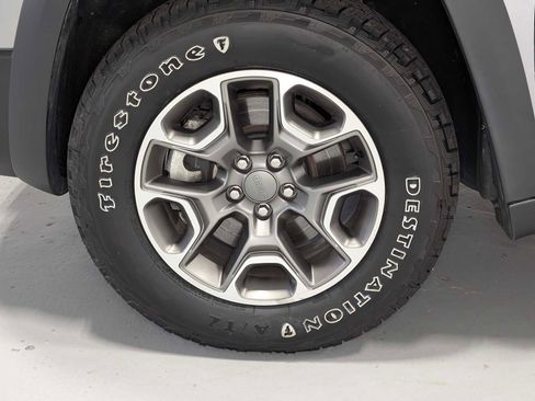 Used 2021 Jeep Cherokee Trailhawk AWD/4WD image 3