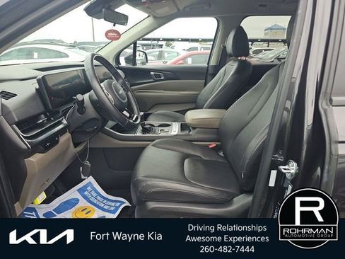 Used 2025 Kia Carnival FWD image 10