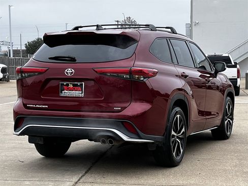 Used 2022 Toyota Highlander XSE image 4