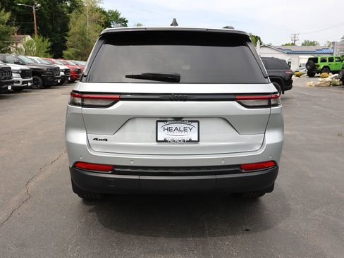 Used 2025 Jeep Grand Cherokee Altitude AWD/4WD image 6