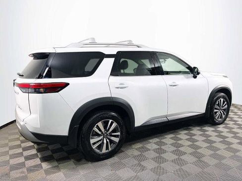 Certified 2025 Nissan Pathfinder SL image 4