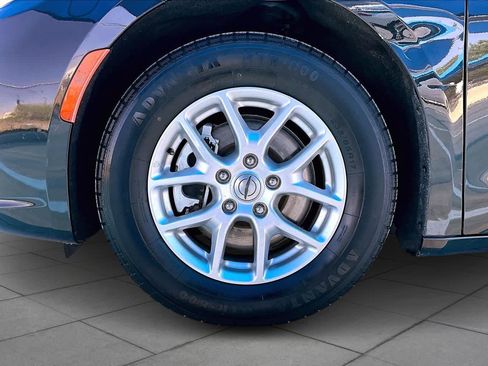 Used 2023 Chrysler Pacifica Touring-L image 11