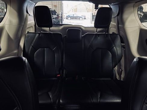 Certified 2023 Chrysler Pacifica Touring-L FWD image 22