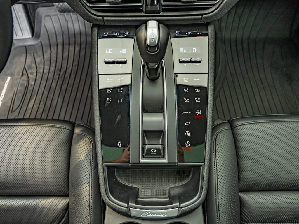Certified 2026 Porsche Macan AWD/4WD image 37