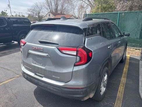Used 2023 GMC Terrain SLE w/ Driver Convenience Package image 4