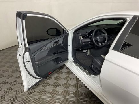 Used 2025 Toyota Camry SE AWD/4WD image 19