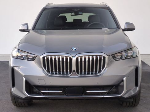 New 2026 BMW X5 xDrive50e image 3