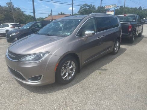 Used 2017 Chrysler Pacifica Limited w/ UConnect Theater Package FWD image 1