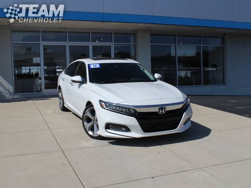 Used 2018 Honda Accord Touring image 2