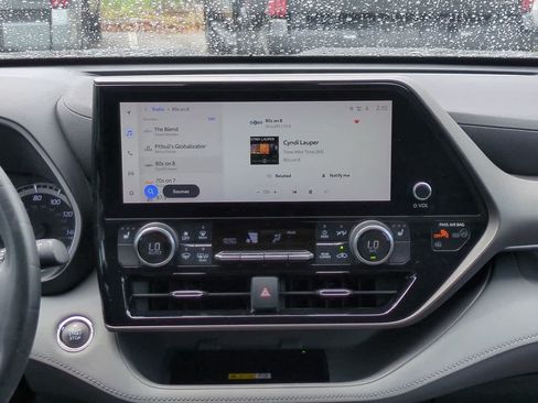 Used 2023 Toyota Highlander XLE FWD image 17