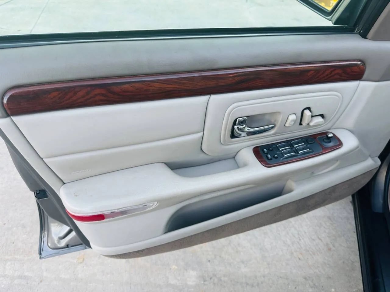 Used 1998 Cadillac De Ville FWD image 20