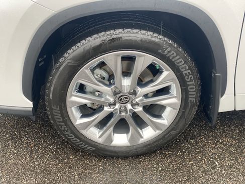 Used 2024 Toyota Highlander Limited image 13