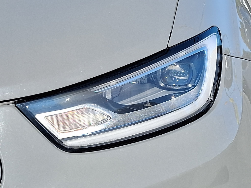 Used 2025 Chrysler Pacifica Limited FWD image 3