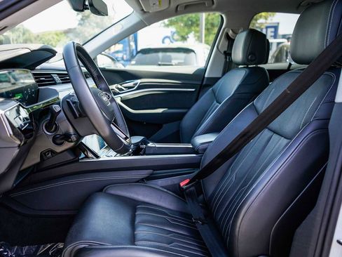 Used 2022 Audi e-tron Prestige w/ Prestige Package image 17