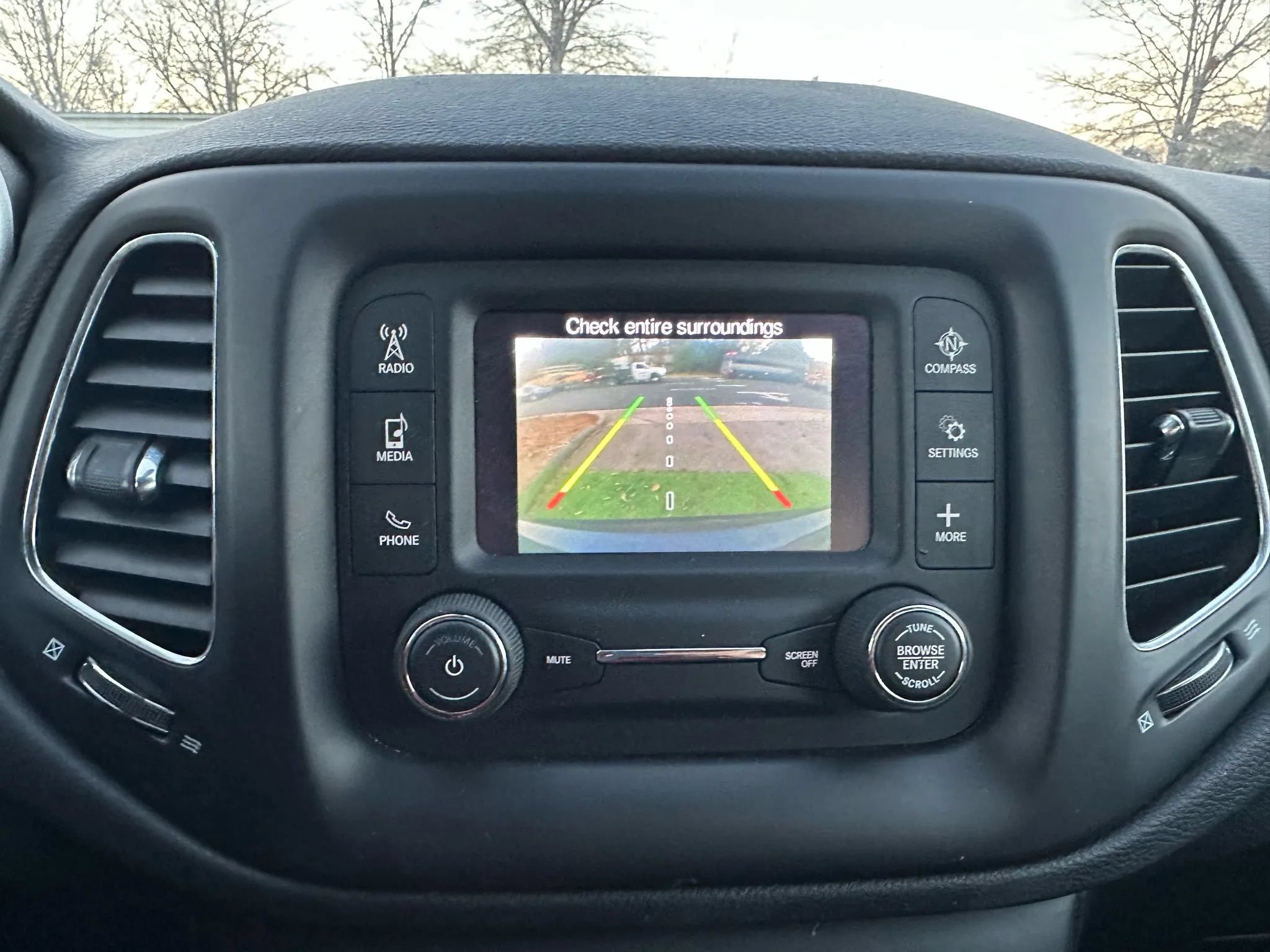 Used 2018 Jeep Compass Latitude w/ Cold Weather Group AWD/4WD image 28