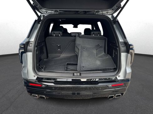 Used 2025 Chevrolet Traverse RS FWD image 11