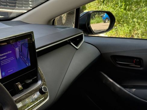 Used 2025 Toyota Corolla LE FWD image 32