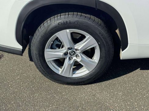 Used 2023 Toyota Highlander LE FWD image 10