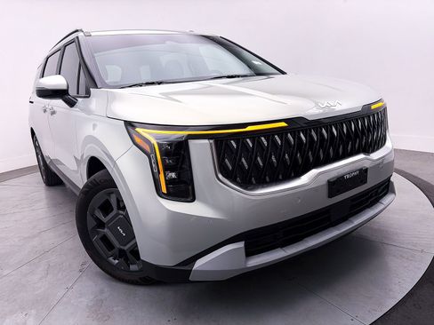 Used 2025 Kia Carnival EX image 7