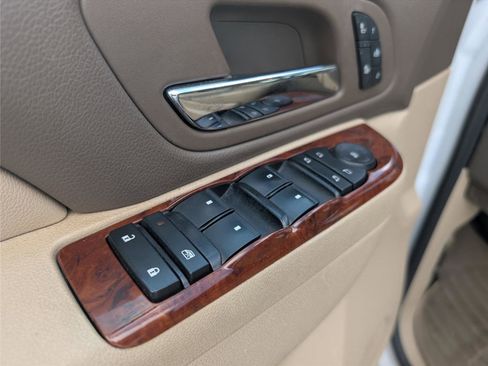 Used 2011 GMC Yukon XL SLT w/ SLT-2 Equipment Package image 9