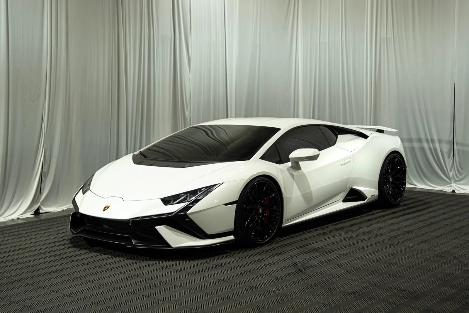 Used 2023 Lamborghini Huracan Tecnica RWD image 2