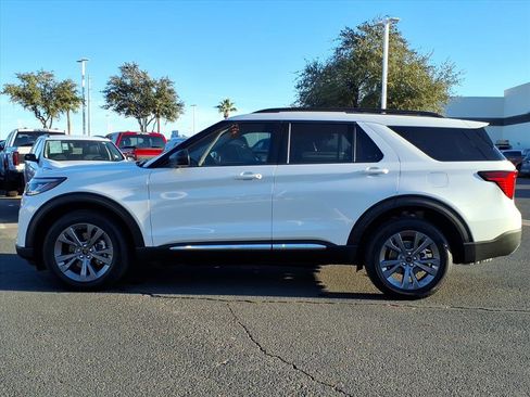 Used 2025 Ford Explorer Active w/ Active Comfort Package image 2