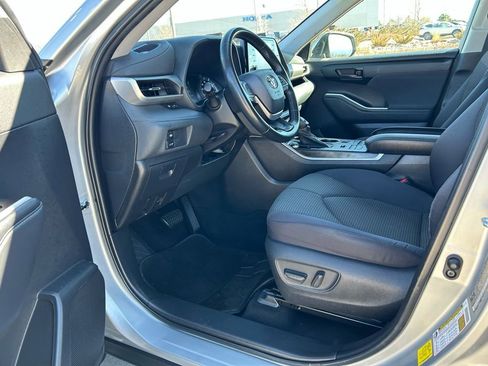 Used 2022 Toyota Highlander LE image 16