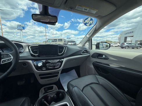 Used 2024 Chrysler Pacifica Touring-L FWD image 15