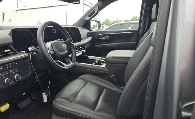Used 2025 Chevrolet Suburban Z71 AWD/4WD image 4