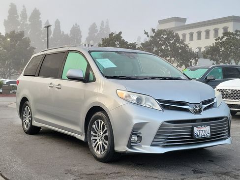 Used 2020 Toyota Sienna XLE image 27