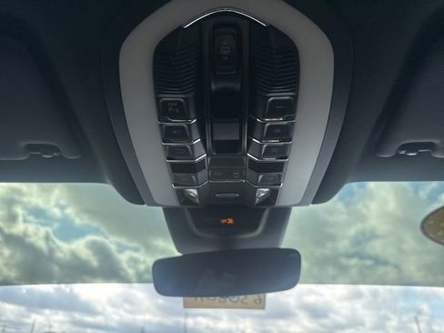 Used 2022 Porsche Macan image 19