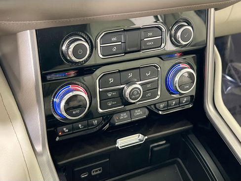 Used 2022 GMC Yukon XL Denali image 16