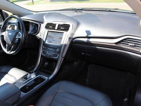 Used 2017 Ford Fusion SE w/ Fusion SE Technology Package FWD image 39