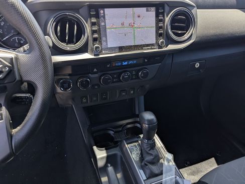 Used 2020 Toyota Tacoma TRD Off-Road w/ TRD Premium Off Road Package AWD/4WD image 10