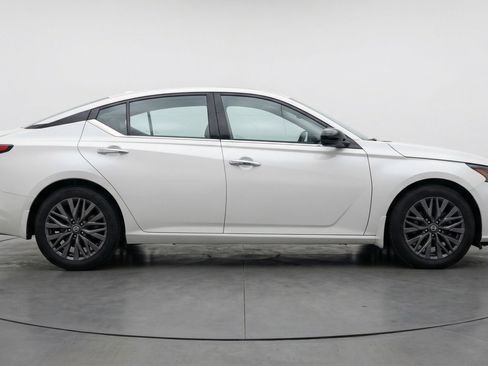 Used 2025 Nissan Altima 2.5 SV FWD image 11