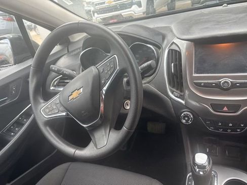 Used 2017 Chevrolet Cruze LT FWD image 6