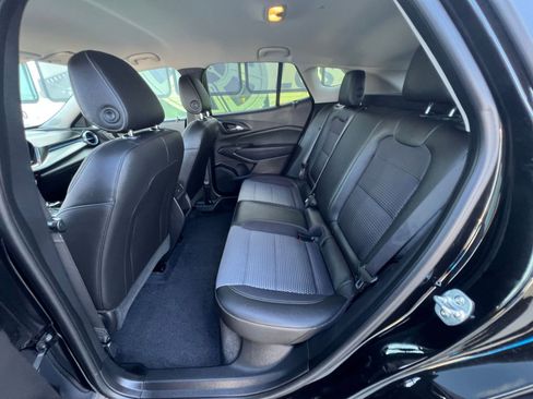 Used 2025 Chevrolet Trax LT FWD image 29